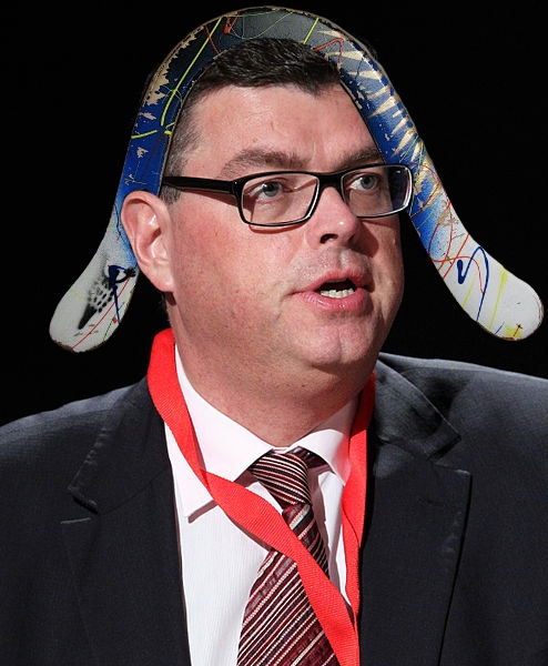 Mogens Jensen med en boomerang på hovedet.