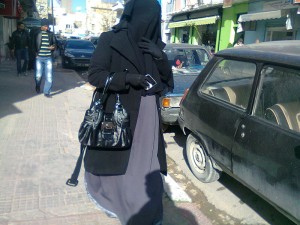 En korrekt tildækket og dermed frigjort kvinde. Bare hun ikke stiger ind i bilen! (som hun ikke må føre, hvilket passer fint til, at kvinder ikke kan finde ud af dette).