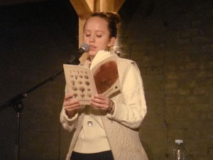 Den professionelle kropsvæskebeskriver Olga Ravn i færd med at oplæse manualen til kussomaten under et arrangement i KVINFO (Knus Vesten! Islamisér, Nedgør og Feminisér Overalt). Foto: Martin88berger