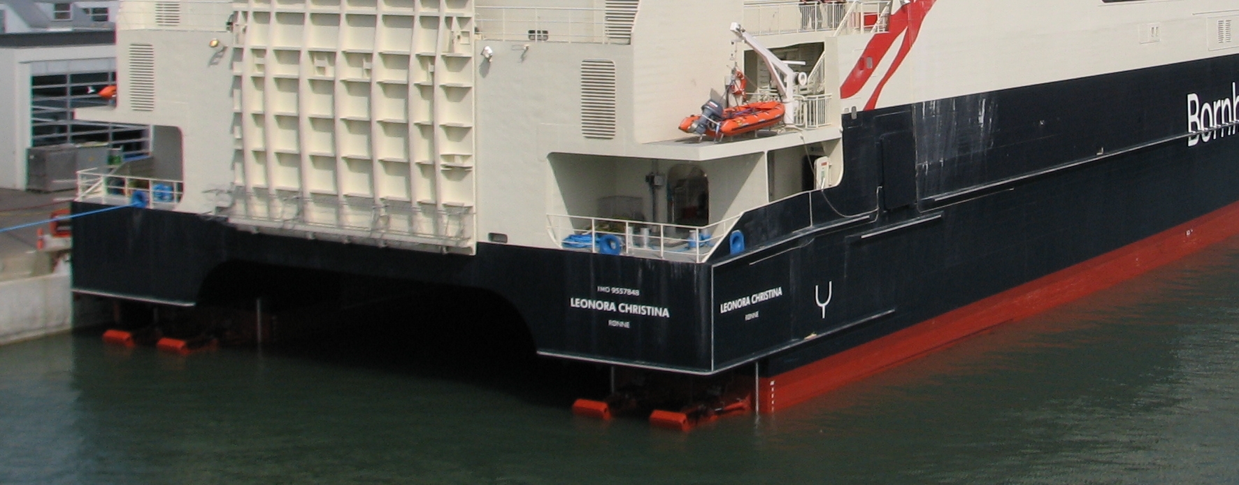 Tænk hvor sjovt det kunne være, hvis man gav en færge navn efter en landsforræder! Hahaha! Foto: Robert de Jong