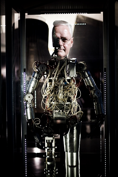 En kommende, stærkt opgraderet version under navnet Hans Jørgen Bonnichsen M3 vil være i stand til at sige op imod tre sætninger, imens den samtidig stemmer på Det Radikale Venstre og fejlfortolker rapporter.