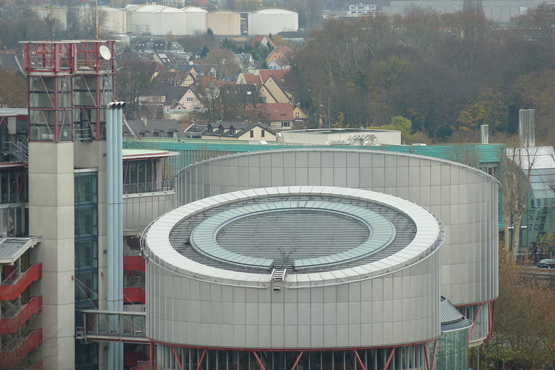 Den Europæiske Menneskerettighedsdomstols underskønne bygning i Strasbourg. Herfra sikrer Uetisk Europaråd kriminelles ret til at være i fred. Foto: Alfredovic (CC BY-SA 3.0)